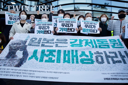 元徴用工への謝罪と賠償を求めて在韓日本大使館前でデモを行う人々＝２０２０年１０月、ソウル（ＥＰＡ時事）