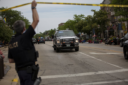 ４日、米中西部シカゴ郊外の銃乱射現場で活動する警察（ＡＦＰ時事）
