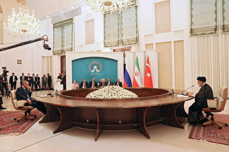 １９日、テヘランで会談する（左から）トルコのエルドアン大統領、ロシアのプーチン大統領、イランのライシ大統領（ＡＦＰ時事）
