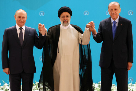 １９日、テヘランで、手を取り合う（左から）ロシアのプーチン大統領、イランのライシ大統領、トルコのエルドアン大統領（ＡＦＰ時事）