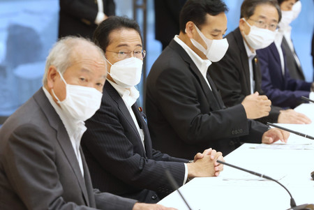 月例経済報告に関する関係閣僚会議に臨む岸田文雄首相（左から２人目）＝２６日午後、首相官邸