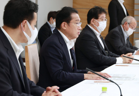 経済財政諮問会議で発言する岸田文雄首相（左から２人目）＝２９日午後、首相官邸