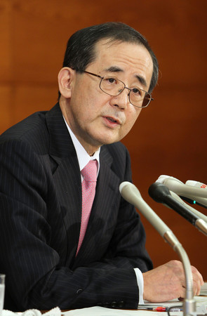 金融政策決定会合後、記者会見する日銀の白川方明総裁(肩書は当時)=2012年3月13日、東京・日本橋本石町