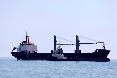７日、ウクライナ南西部チェルノモルスクの港に向け黒海を航行するバルバドス船籍の貨物船（ＡＦＰ時事）