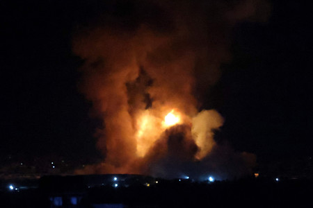 ７日、イスラエルの空爆を受けて炎上するパレスチナ自治区ガザ南部（ＡＦＰ時事）