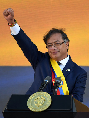 ７日、ボゴタで、就任式に臨むコロンビアのペトロ新大統領（ＡＦＰ時事）