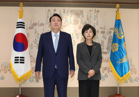 韓国の尹錫悦大統領（左）と朴順愛教育相兼社会副首相＝７月５日、ソウル（ＥＰＡ時事）