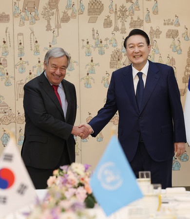 握手するグテレス国連事務総長（左）と韓国の尹錫悦大統領＝１２日、ソウル（ＥＰＡ時事）