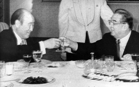 １９９１年に訪朝し、乾杯する世界平和統一家庭連合（旧統一教会）の創始者、文鮮明氏（左）と北朝鮮の金日成主席（ＥＰＡ時事）