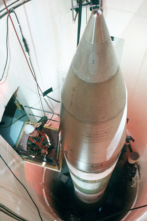 米軍の大陸間弾道ミサイル(ICBM)「ミニットマン3」=米空軍提供(AFP時事)