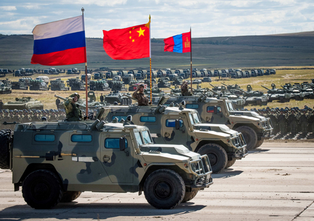 前回の軍事演習に参加した中国軍の車両（中央）＝２０１８年９月、ロシア・チュゴル演習場（ＡＦＰ時事）