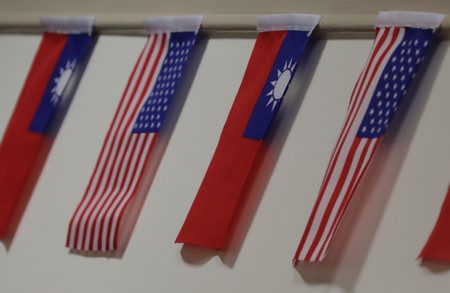 米国旗と台湾の旗＝２０１９年６月、台北（ＥＰＡ時事）
