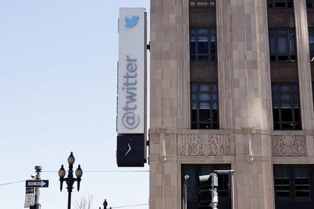 米ツイッター本社に掲げられた同社ロゴ=米サンフランシスコ(EPA時事)