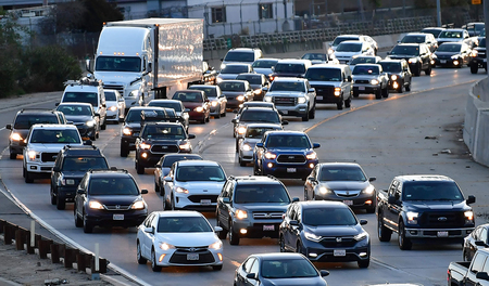 朝のラッシュアワーで混雑する道路＝２月、米カリフォルニア州ロサンゼルス（ＡＦＰ時事）