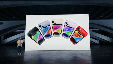 iPhone(アイフォーン)14を発表する米アップル担当者(ユーチューブ配信の会見映像より)