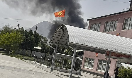 １７日、キルギス南西部バトケンで、砲撃を受けて上がる黒煙（キルギス政府提供）（ＥＰＡ時事）