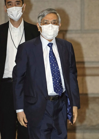 金融政策決定会合に出席するため、日銀本店に入る黒田東彦総裁=22日午前、東京都中央区(代表撮影)