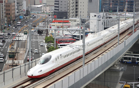 長崎市内を走行する西九州新幹線の「かもめ」＝２３日午前