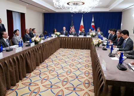 22日、ニューヨークで、会談に臨む林芳正外相(左から2人目)とブリンケン米国務長官(中央)、韓国の朴振外相(右から2人目)(日本外務省提供)