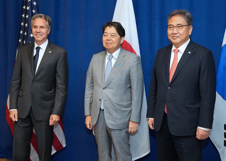 ２２日、ニューヨークで、会談に臨むブリンケン米国務長官（左）、林芳正外相（中央）、韓国の朴振外相（日本外務省提供）