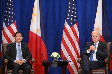 ２２日、ニューヨークで会談するフィリピンのマルコス大統領（左）とバイデン米大統領（ＡＦＰ時事）
