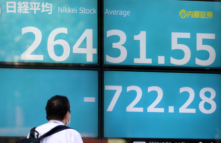 日経平均株価の終値を示すモニター＝２６日午後、東京都中央区