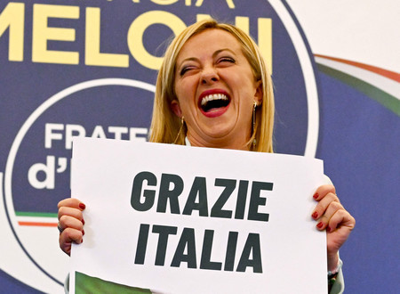 ２６日、イタリア総選挙で勝利し、ローマで「ありがとうイタリア」と書かれたプラカードを掲げる極右「イタリアの同胞（ＦＤＩ）」のメローニ党首（ＡＦＰ時事）