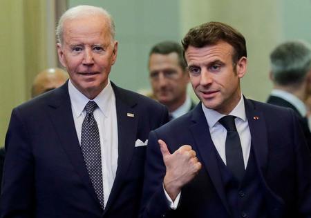 バイデン米大統領（左）とフランスのマクロン大統領＝３月２４日、ベルギー・ブリュッセル（ＥＰＡ時事）