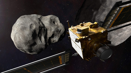 小惑星ディディモスと衛星ディモルフォスに接近する米宇宙船「DART」のイメージ図=米航空宇宙局(NASA)提供(AFP時事)