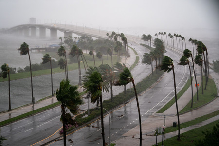 ２８日、ハリケーン「イアン」の強風に見舞われる米南部フロリダ州南西部サラソタの沿岸部（ＡＦＰ時事）