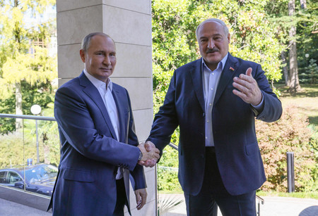 ロシアのプーチン大統領（左）とベラルーシのルカシェンコ大統領＝２６日、ロシア南部ソチ（ＡＦＰ時事）