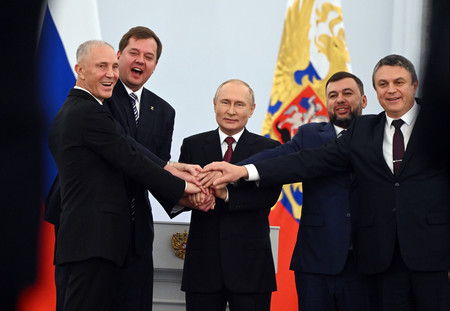 ３０日、モスクワのクレムリン（ロシア大統領府）で、「編入条約」調印を喜ぶプーチン大統領（中央）と親ロシア派幹部（ＥＰＡ時事）
