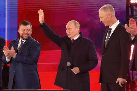 モスクワ「赤の広場」で祝賀コンサートに登壇するロシアのプーチン大統領＝９月３０日（ＡＦＰ時事）