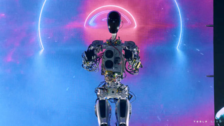 米テスラが公開した人型ロボット「オプティマス」の試作機＝９月３０日（ユーチューブでライブ配信されたイベント映像より・時事）