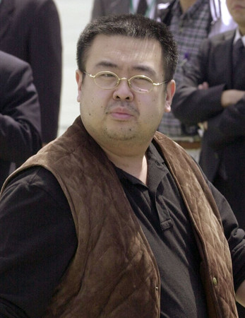 北朝鮮の金正恩朝鮮労働党総書記の異母兄・金正男氏とみられる男性＝２００１年５月、千葉・成田空港