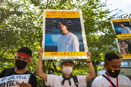 ミャンマーで拘束された久保田徹さんの解放を求める人々＝７月３１日、東京都千代田区（ＡＦＰ時事）