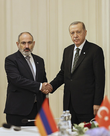 ６日、プラハで会談に臨むトルコのエルドアン大統領（右）とアルメニアのパシニャン首相（アルメニア政府提供）（ＥＰＡ時事）