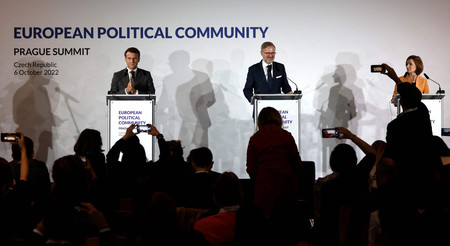 ６日、プラハで、共同記者会見に臨むフランスのマクロン大統領（左）ら（ＡＦＰ時事）