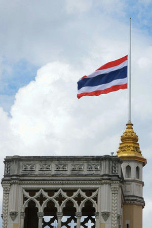 ７日、銃乱射事件を受け、タイ首相府に掲げられた半旗
