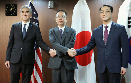 (写真左から)米国のソン・キム北朝鮮担当特別代表、外務省の船越健裕アジア大洋州局長、韓国外務省の金健・朝鮮半島平和交渉本部長=9月7日、東京都千代田区