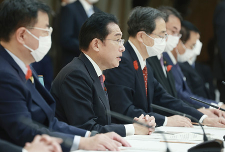 観光立国推進閣僚会議で発言する岸田文雄首相（左から２人目）＝１１日午後、首相官邸