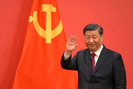 ２３日、北京の人民大会堂で、中国の新たな最高指導部の紹介中に手を振る習近平共産党総書記（国家主席）（ＡＦＰ時事）
