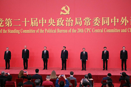 ２３日、北京の人民大会堂で、メディアの前に登場した中国共産党の習近平総書記（中央）と新たな最高指導部メンバー（ＡＦＰ時事）