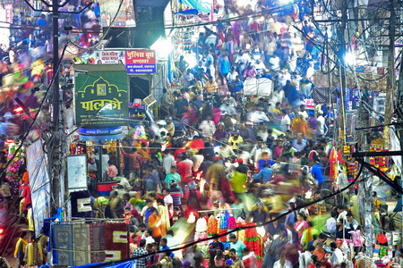 インドの市場を歩く人＝１０月２２日（ＡＦＰ時事）