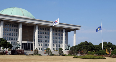 雑踏事故を受け、韓国の国会議事堂に掲げられた半旗＝１０月３０日、ソウル（ＥＰＡ時事）