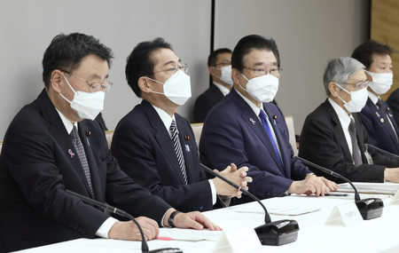 月例経済報告関係閣僚会議に臨む岸田文雄首相（左から２人目）＝２４日午後、首相官邸