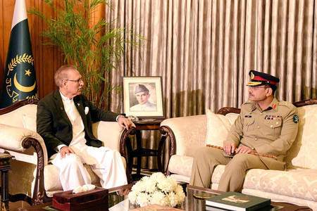 イスラマバードでパキスタンのアルビ大統領（左）と面会する次期陸軍参謀長のアシム・ムニール氏＝同国政府が２４日提供（ＡＦＰ時事）
