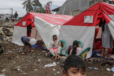 ２５日、インドネシア西ジャワ州チアンジュール県で、避難生活を送る地震被災者ら（ＥＰＡ時事）