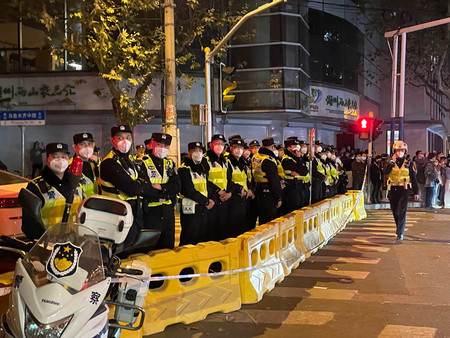 ２７日、中国・上海市中心部で通りを封鎖する警官隊