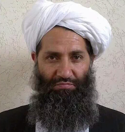 アフガニスタンのイスラム主義組織タリバンの最高指導者アクンザダ師＝タリバンが２０１６年５月提供（ＡＦＰ時事）